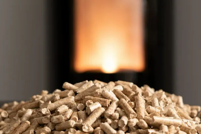 Kominek na pellet i drewno – doskonałe rozwiązanie dla rodzin z dziećmi